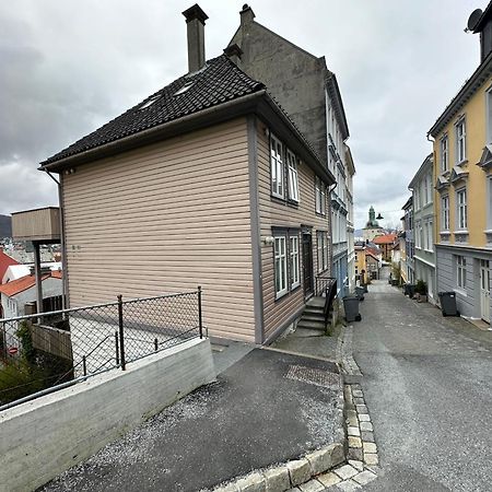 Appartamento Sjarmerende Bolig Like Ved Togstasjonen Bergen Esterno foto