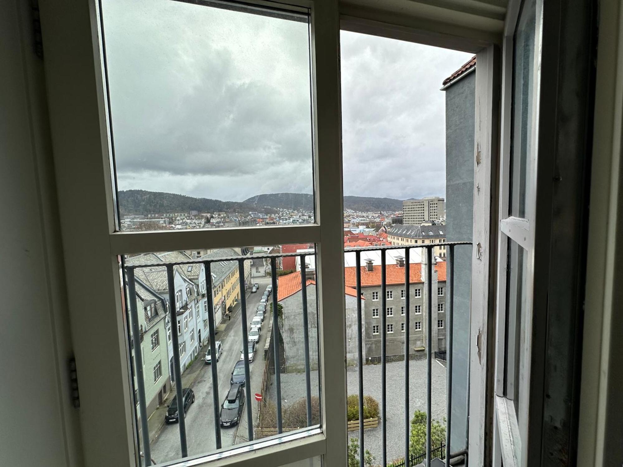 Appartamento Sjarmerende Bolig Like Ved Togstasjonen Bergen Esterno foto